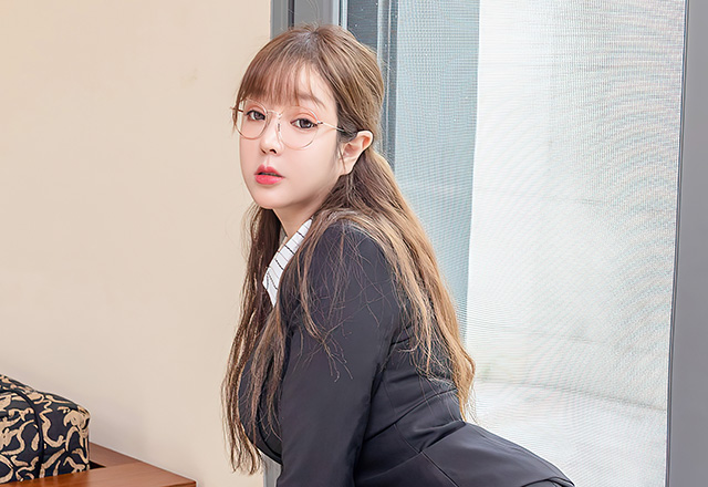 眼镜美女王雨纯妩媚姿态让人无法抵御