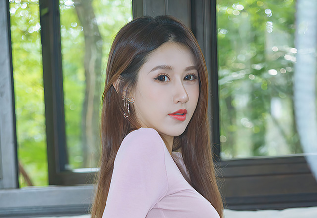 美女徐安安紫色服饰包裹着曼妙身材