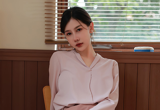 美女尹甜甜浅色裙子搭配灰丝十分好看