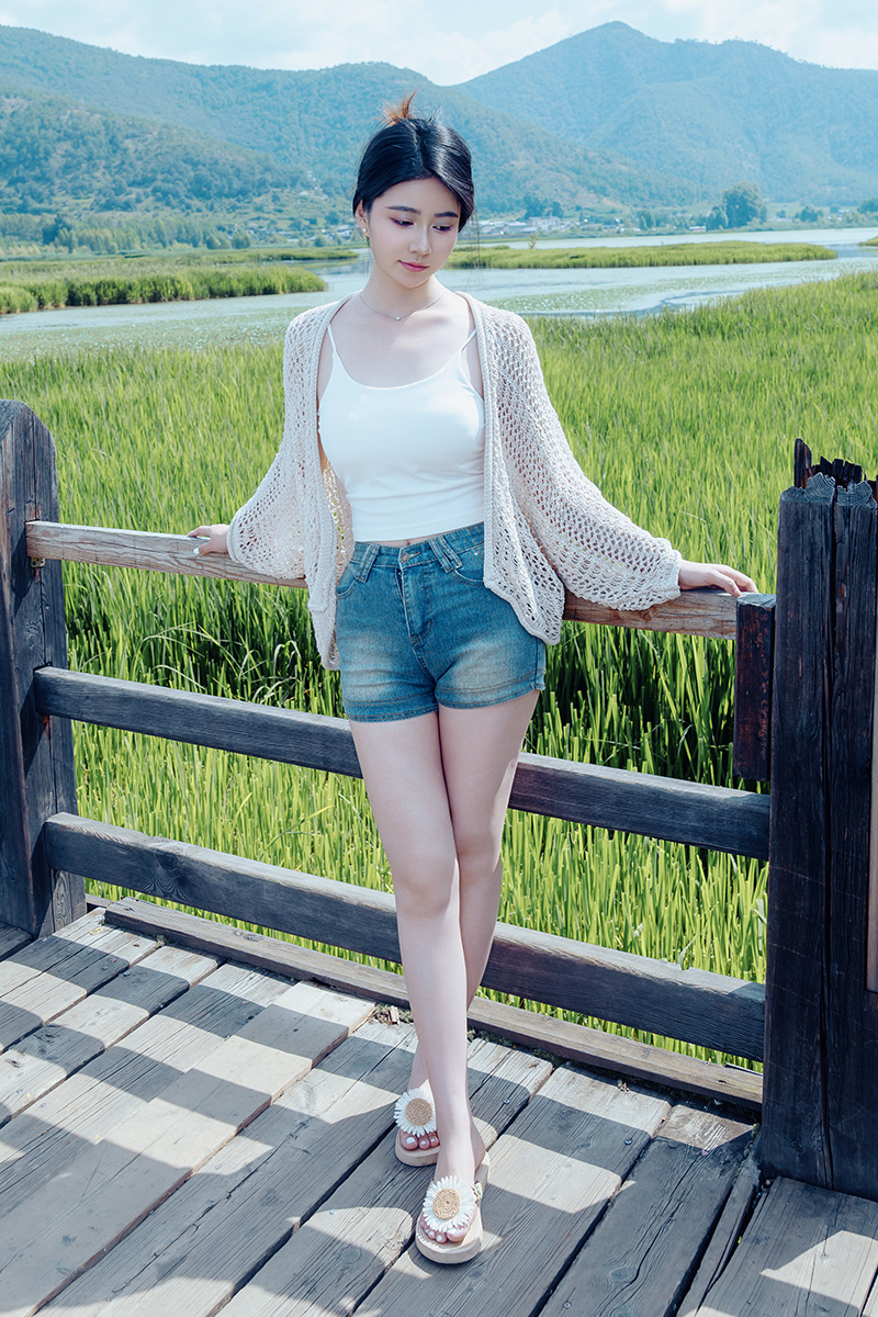 美女年年写真图片身材不错挺好看的