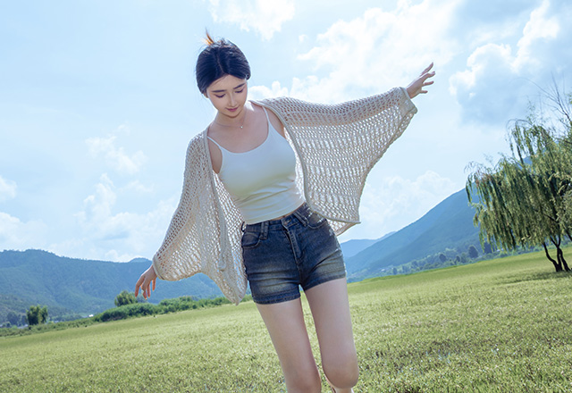 美女年年写真图片身材不错挺好看的