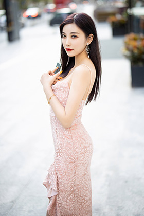 女神杨晨晨粉色吊裙绝佳气质极致呈现