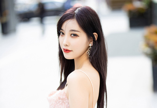 女神杨晨晨粉色吊裙绝佳气质极致呈现
