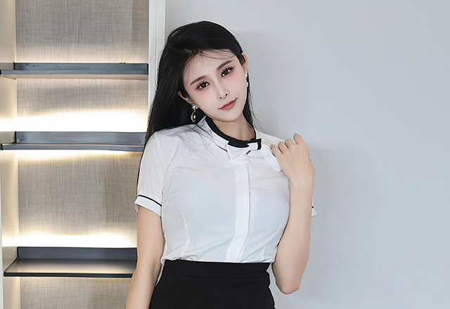 苗条妹纸草莓性感黑色短裙养眼美图