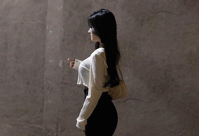 美女谭小灵火辣的身材吸引了无数目光