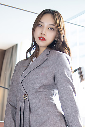 模特郑颖姗干练直爽的职场OL制服美图