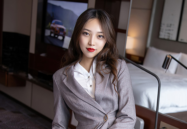 模特郑颖姗干练直爽的职场OL制服美图