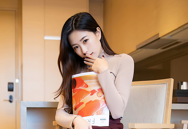 性感妹子杨紫嫣修长黑丝美腿俏丽无比