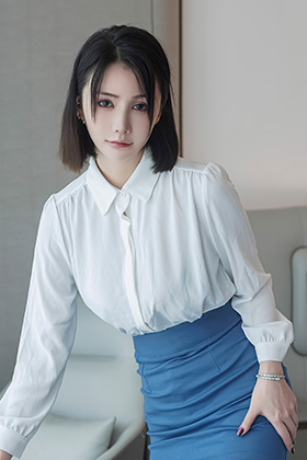 秀美靓丽模特陈赞之蓝色短裙写真图