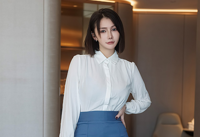 秀美靓丽模特陈赞之蓝色短裙写真图