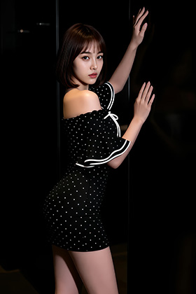 美女小乔波点露肩短裙勾勒出优美线条