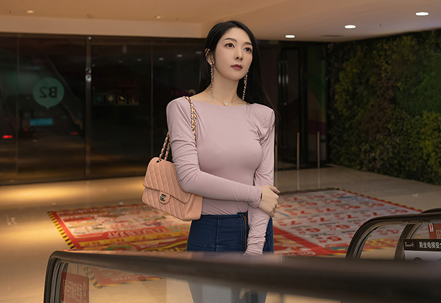 美腿模特小热巴身材火辣很受人欢迎