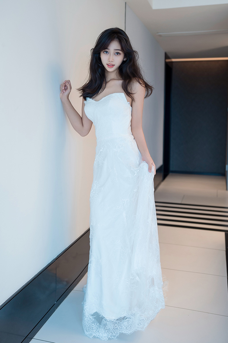 美女时安安清纯的面容灵动有神韵