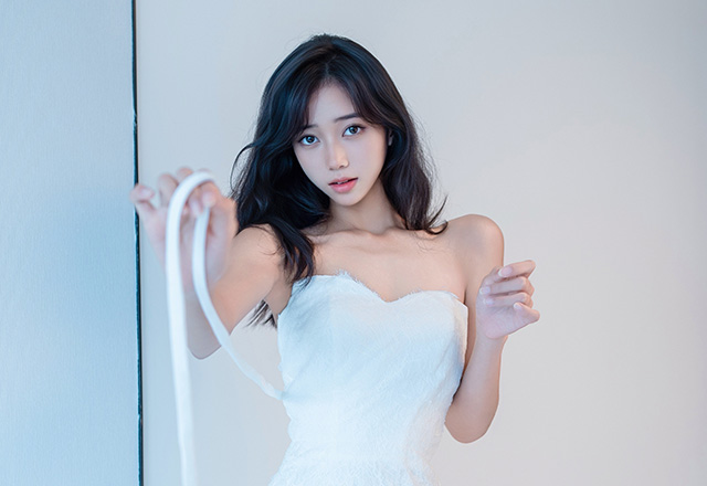 美女时安安清纯的面容灵动有神韵