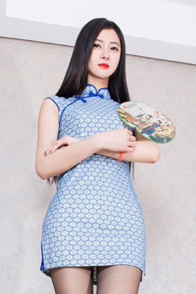 美腿模特子沫前凸后翘的身材格外迷人