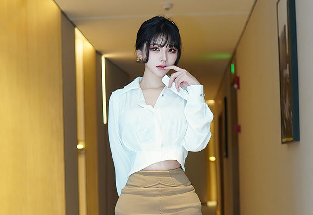 明艳动人的模特桃桃子高清写真图集