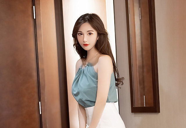 美女Lavinia娇艳俏丽的容颜特别吸引人