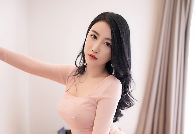 樱桃酱粉色吊裙下的娇柔身躯暗香涌动