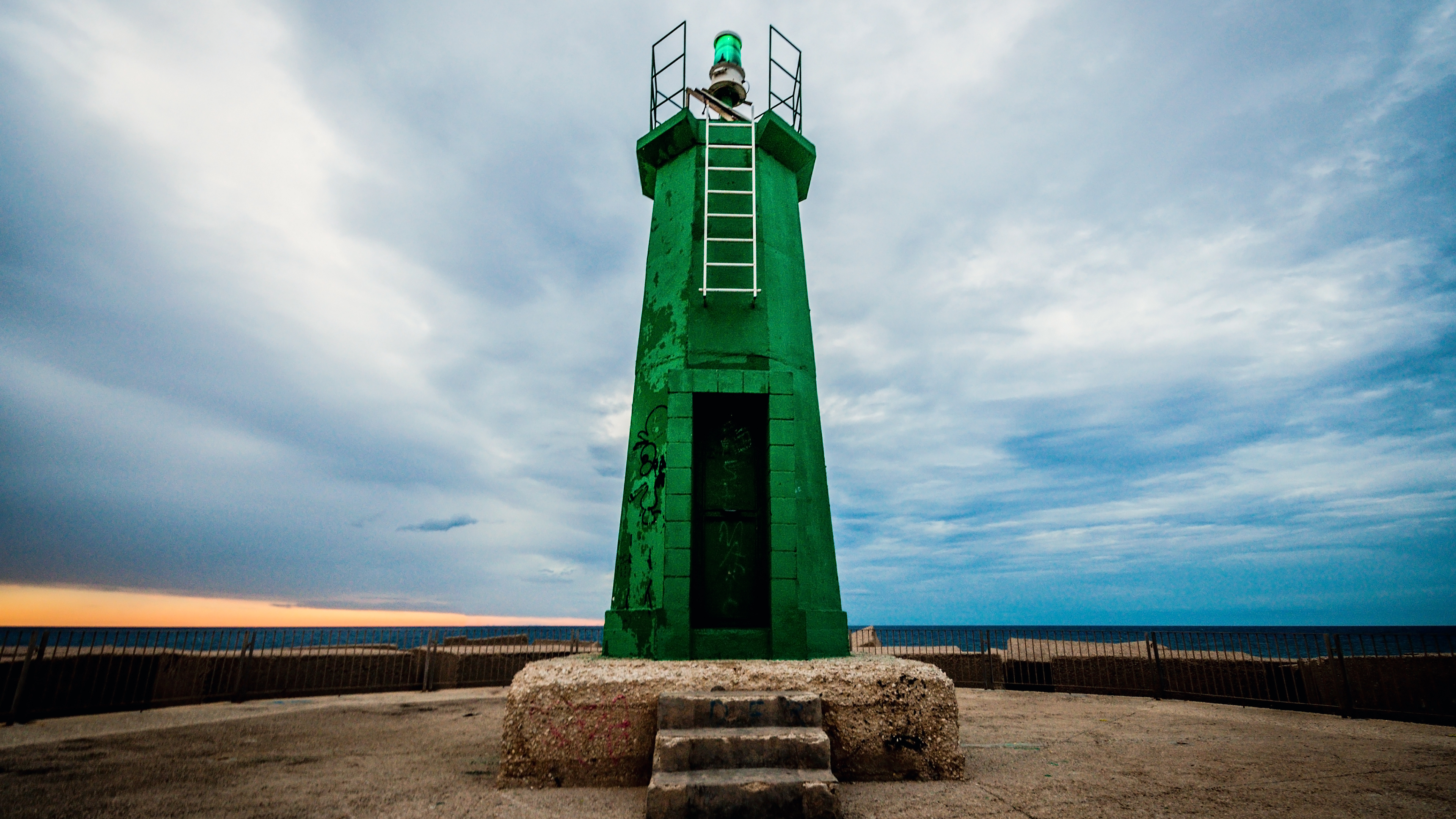 丹尼亚港口的绿色灯塔