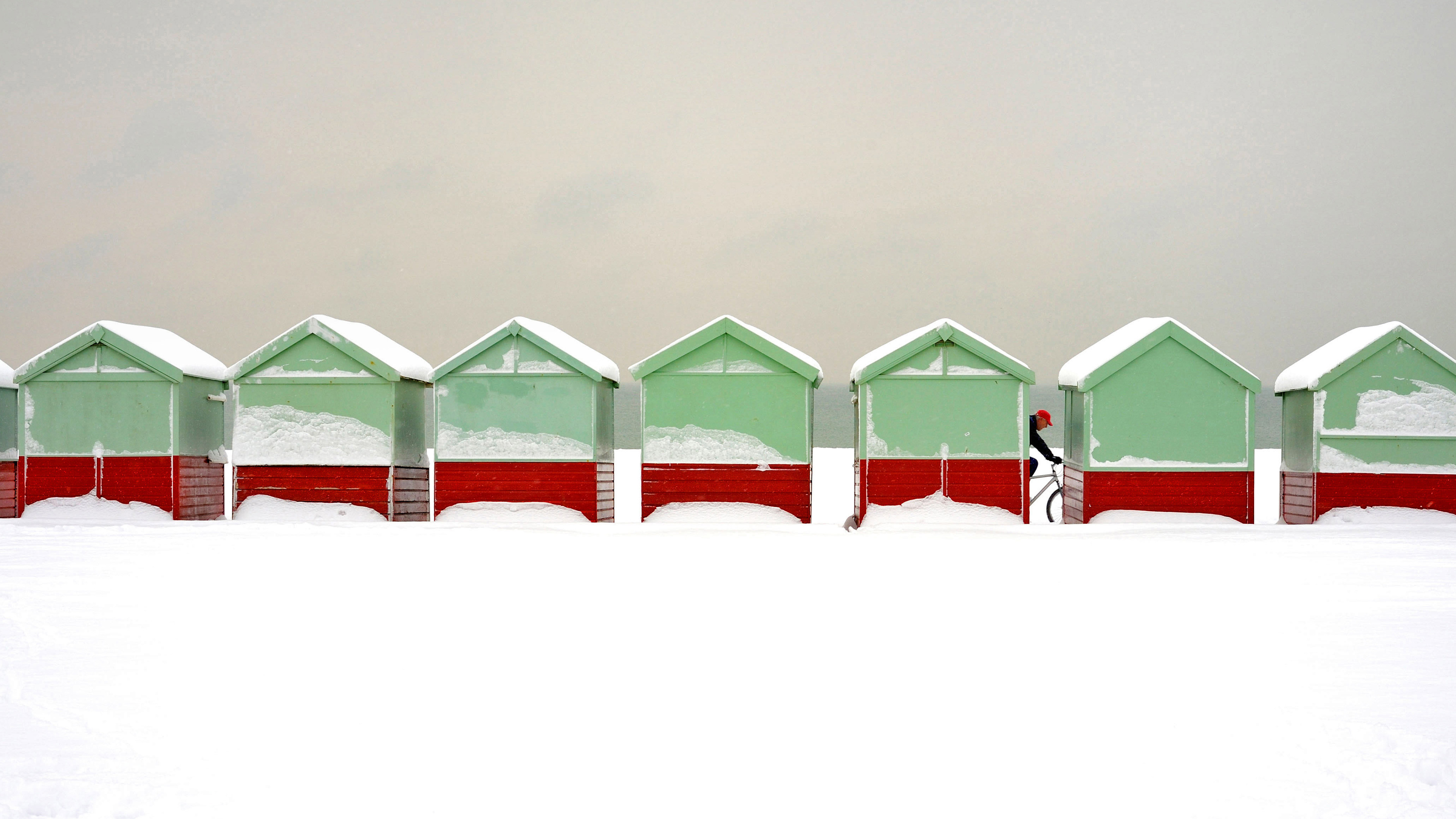 被雪覆盖的海滩小屋