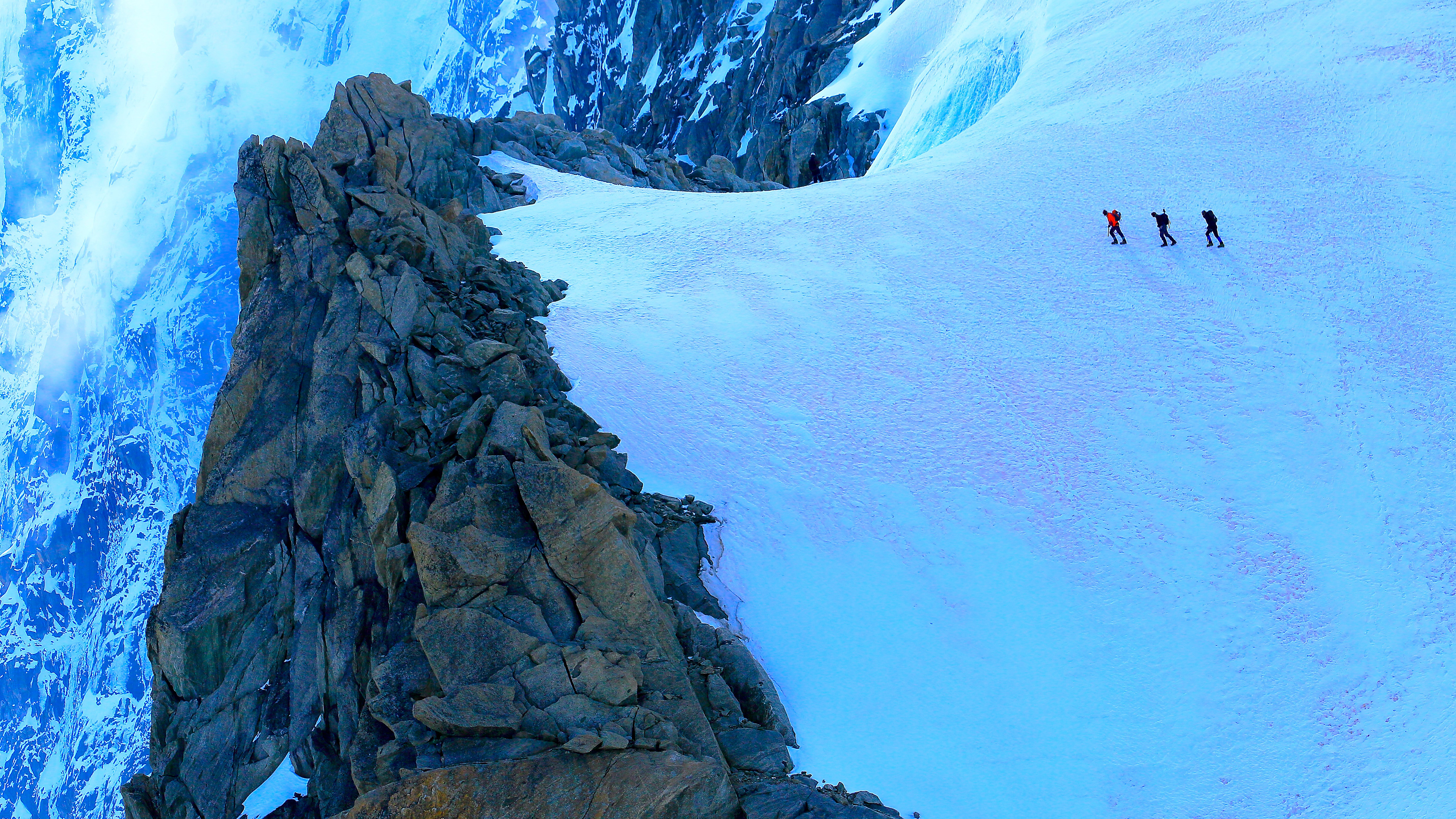 勃朗峰高山冰川上的徒步者