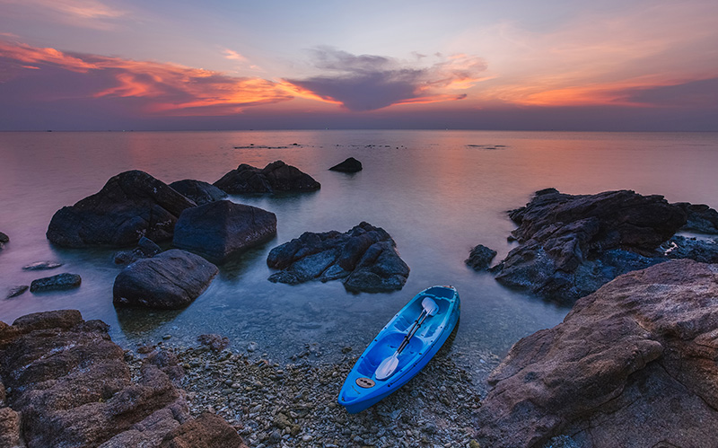 泰国帕岸岛海滩上的皮划艇