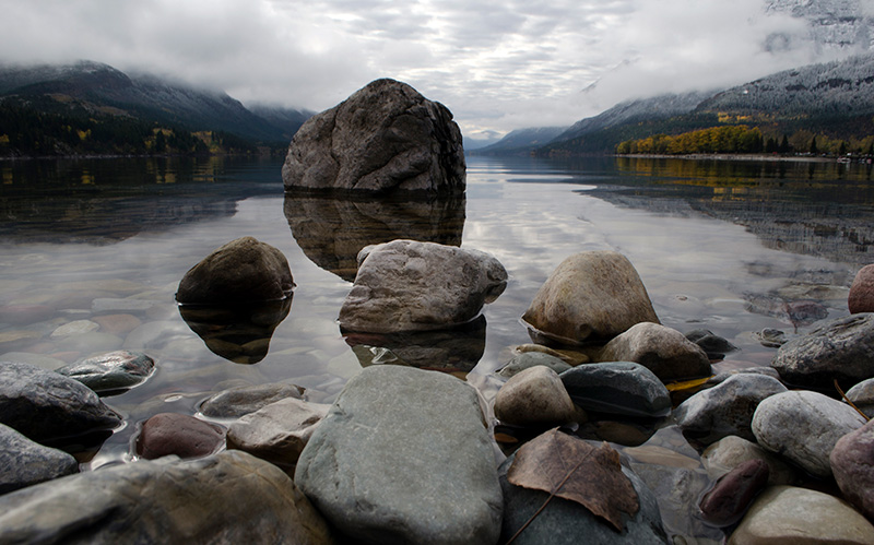 加拿大沃特顿湖上的一块岩石