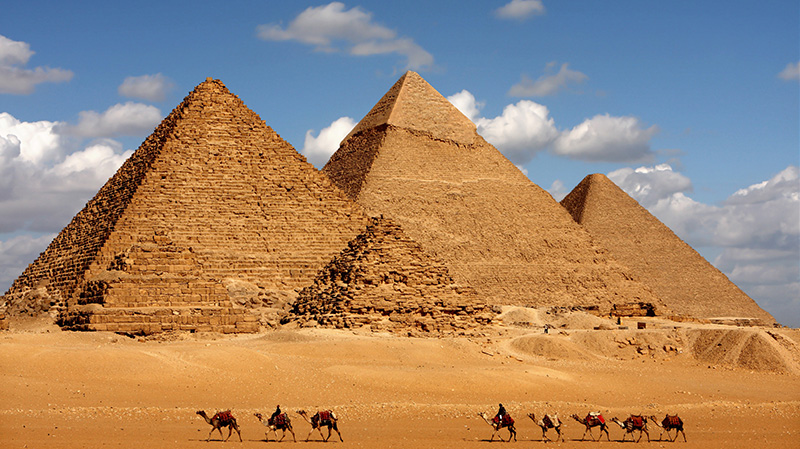 金字塔下的骆驼队