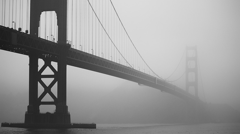 大雾中的跨海大桥