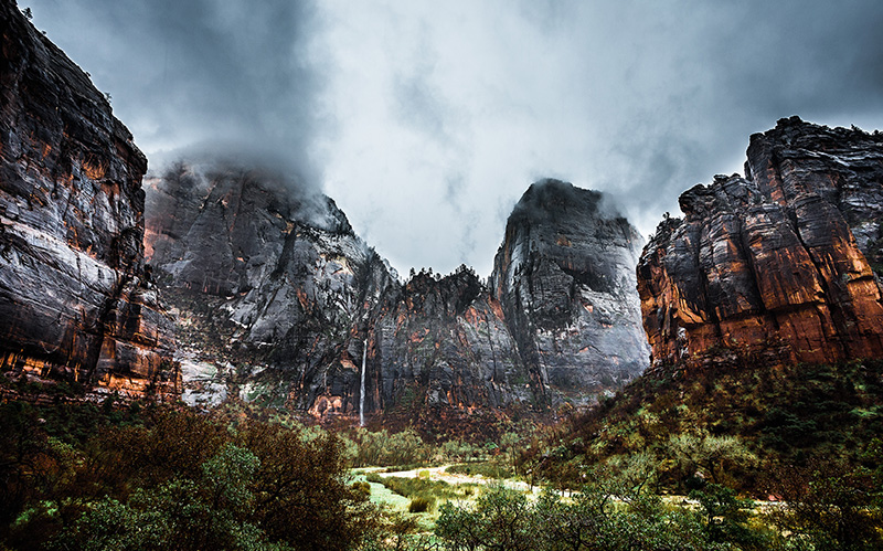 冬季宰恩国家公园明亮的岩石和云彩