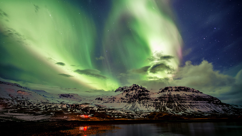 冰岛上空梦幻般的极光
