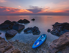 泰国帕岸岛海滩上的皮划艇