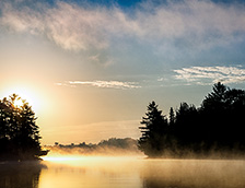 安大略省某处湖上的日出