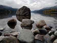 加拿大沃特顿湖上的一块岩石