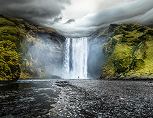 冰岛南部峭壁上的瀑布