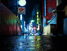 东京街头的霓虹灯