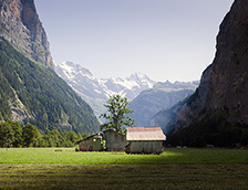 瑞士美丽山谷里的小房屋