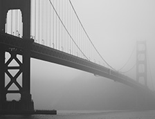 大雾中的跨海大桥