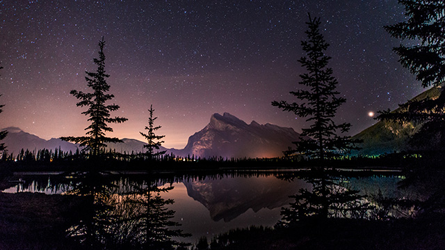 艾伯塔省朱砂湖水域中的星空背景