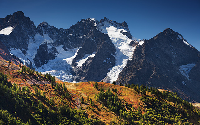 非常美丽壮观的雪山
