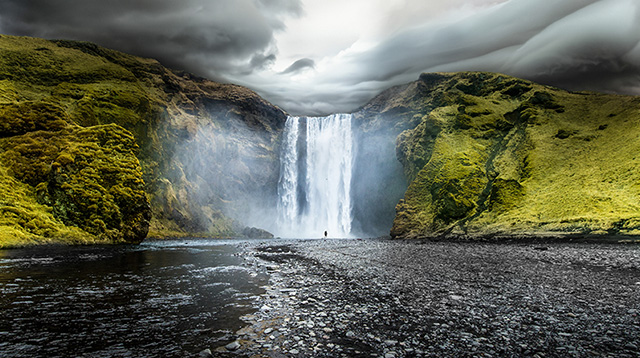 冰岛南部峭壁上的瀑布