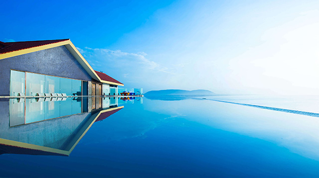 水天一色的湖面