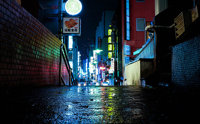 东京街头的霓虹灯