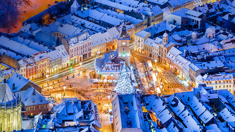 布拉索夫中央广场的圣诞市集