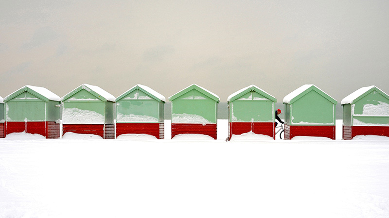 被雪覆盖的海滩小屋