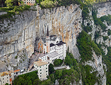 意大利北部悬崖上的教堂