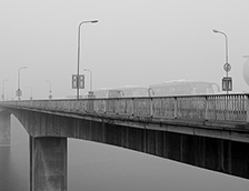 大雾笼罩的黄河大桥