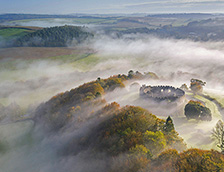 英国大雾笼罩的古老城堡