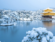日本冬天的金阁寺