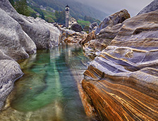瑞士拉韦尔泰佐附近一条河